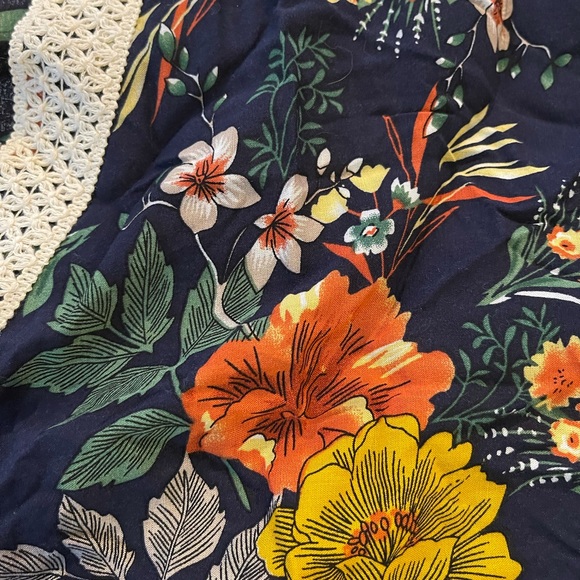 Wayan Floral Fringe trimmed top - Picture 4 of 5